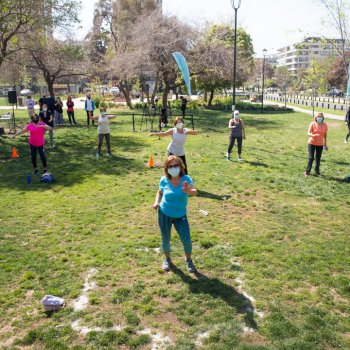 Alcaldesa Matthei da el vamos oficial a Plazas Activas llamando al autocuidado