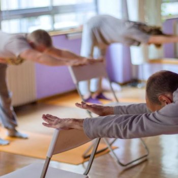 Inscríbete gratis en yoga en silla en el Centro Deportivo El Aguilucho