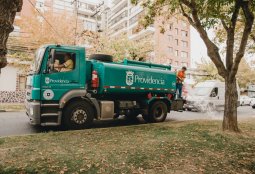 Providencia reutiliza 311 mil litros de agua para el riego de áreas verdes gracias a alianza con Yaku