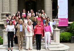 Alcaldesa Evelyn Matthei encabeza encuentro con mujeres líderes para promover la detección precoz del cáncer de mama