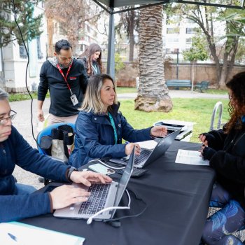 Personas mayores reciben apoyo en el proceso de postulación a la PGU