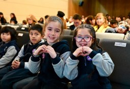 Alumnos de 1° básico de Providencia fueron reconocidos por ya saber leer a su corta edad