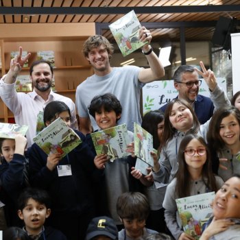 Alcalde Bellolio y Nicolás Jarry presentaron el primer libro infantil sobre electromovilidad creado por Chile BYD Auto