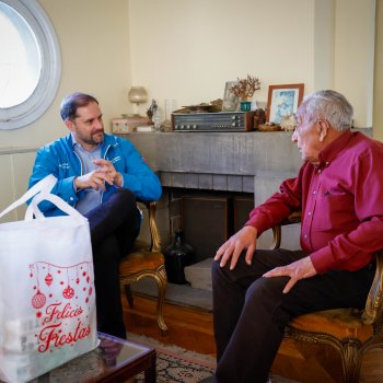 Providencia entrega más de 700 apoyos de fin de año a vecinos mayores