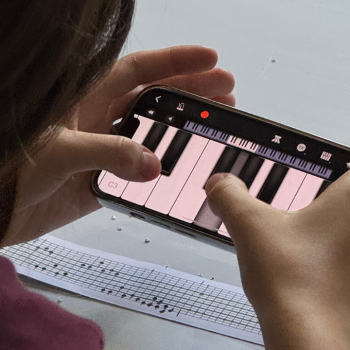 Exposición Cajitas: cuando el azar se vuelve melodía