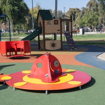 Los niños ya pueden disfrutar de los nuevos juegos infantiles en Plaza a la Alcaldesa