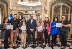 Providencia reconoce a suplementeros tras finalizar programa de capacitación turística